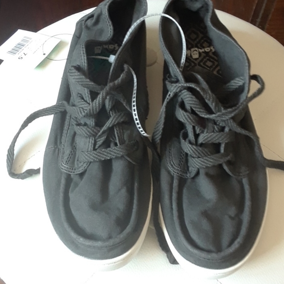 Sanuk Shoes - Sanok Vee K Shawn lace up shoe NWT